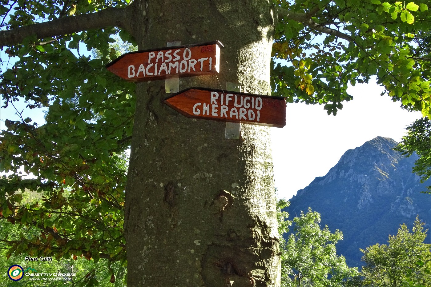 09 Punto di inizio anello (Passo Baciamorti a dx) e di rientro (Rif. Gherardi a sx).JPG